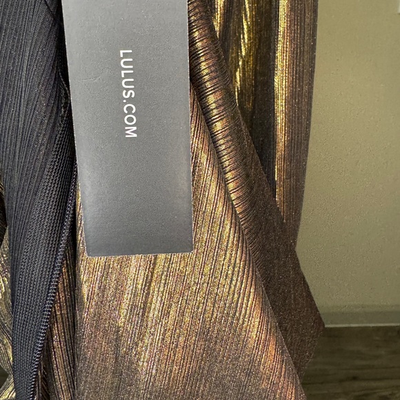 Black and Gold Mini Dress with Sleeves - Picture 4 of 4